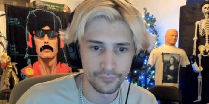 xQc ถือดาบกระดูก CS2 ระดับพิเศษที่หายากแม้ความเป็นจริงที่ไม่น่าเชื่อ